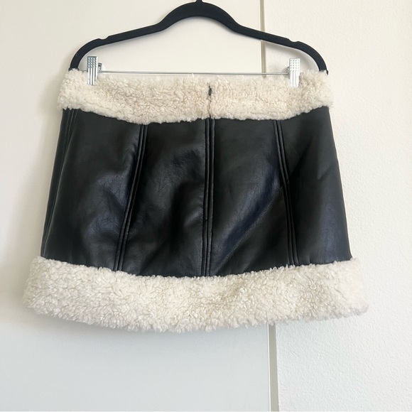 NWOT! Lovers & Friends LUANNE MINI SKIRT in Black - Picture 6 of 6